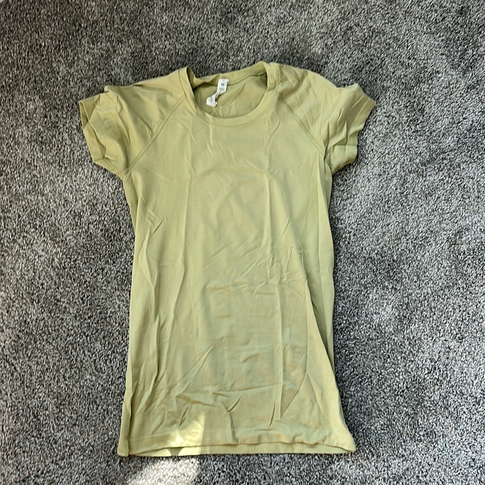 Lululemon Swiftly Tee (Size 6)